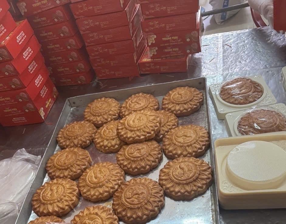 Trong 3 ngày, công an đã phát hiện và xử lý hàng loạt cơ sở kinh doanh bánh, kẹo Trung thu không đảm bảo an toàn thực phẩm. (Ảnh Công an cung cấp). Trong 3 ngày, công an đã phát hiện và xử lý hàng loạt cơ sở kinh doanh bánh, kẹo Trung thu không đảm bảo an toàn thực phẩm. (Ảnh Công an cung cấp).