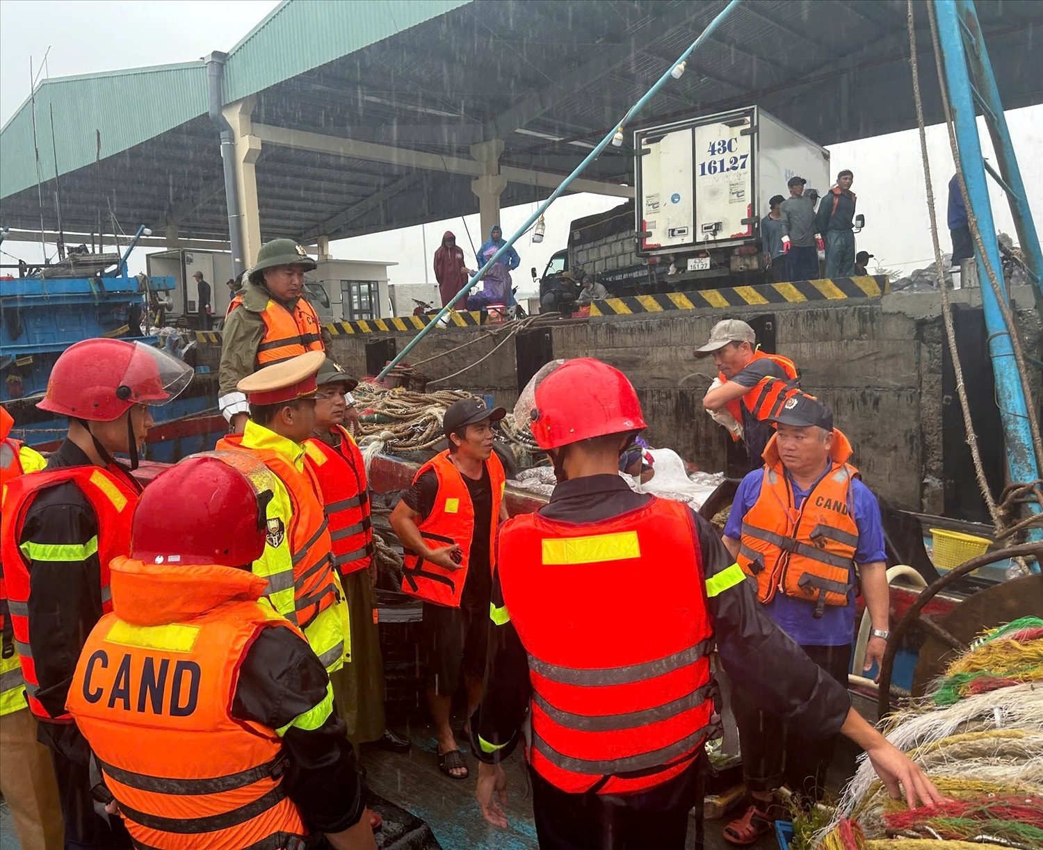 Lực lượng chức năng TP. Đà Nẵng chủ động hỗ trợ, giúp đỡ người dân trong phòng chống bão số 10. (Ảnh A Quân).