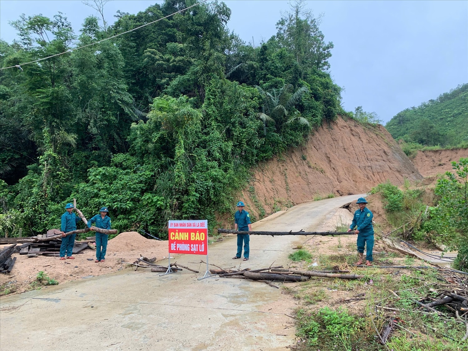Lực lượng chức năng vùng cao lập các điểm chốt chặn, cảnh báo nguy hiểm để hạn chế người dân qua lại. (Ảnh A Quân).