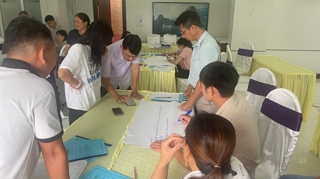 Các học viên thảo luận nhóm tại lớp huấn luyện ứng dụng IoT, AI, blockchain trong nông nghiệp (Ảnh TTKN Tuyên Quang)