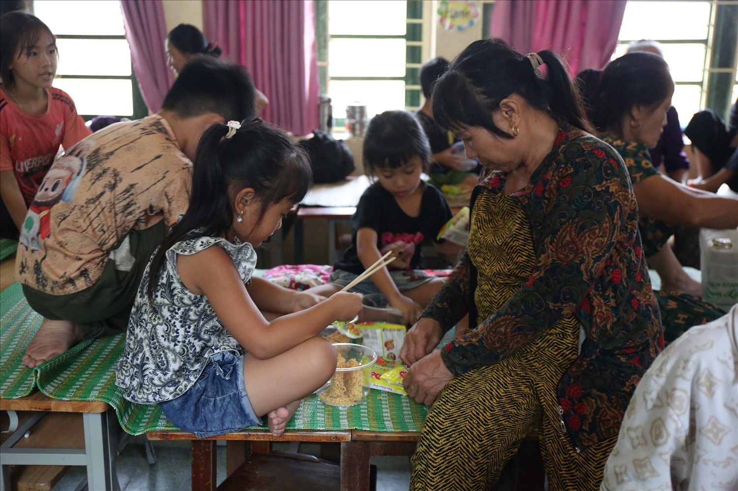 Bữa ăn nơi trú bão chỉ có mì tôm, lương khô nhưng ấm áp sự sẻ chia, trách nhiệm - Ảnh: Thanh Hải
