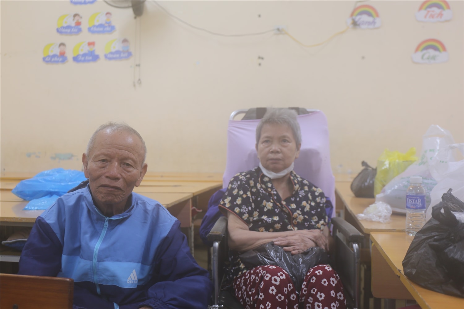 Cụ ông Hoàng Ngọc Thái (83 tuổi) và vợ Đặng Thị Thúy ở khối Bình Minh chia sẻ: Nhà của tôi mái lợp bằng tôn, đã dột nhiều chỗ. Tôi sợ bão số 10 sẽ bay mất nhà vì cơn bão số 5 vừa rồi cũng đã ít nhiều ảnh hưởng đến kết cấu - Ảnh: Thanh Hải