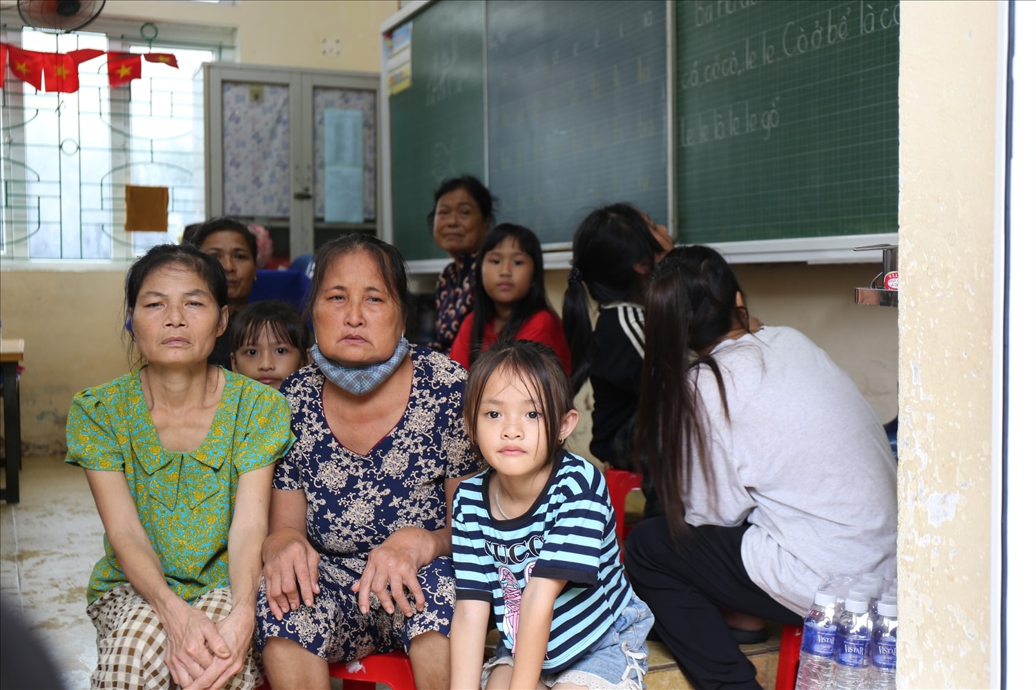 Nỗi âu lo hiện rõ trên từng khuôn mặt của bao người phụ nữ làng biển tại nơi tránh trú bão số 10 - Ảnh: Thanh Hải