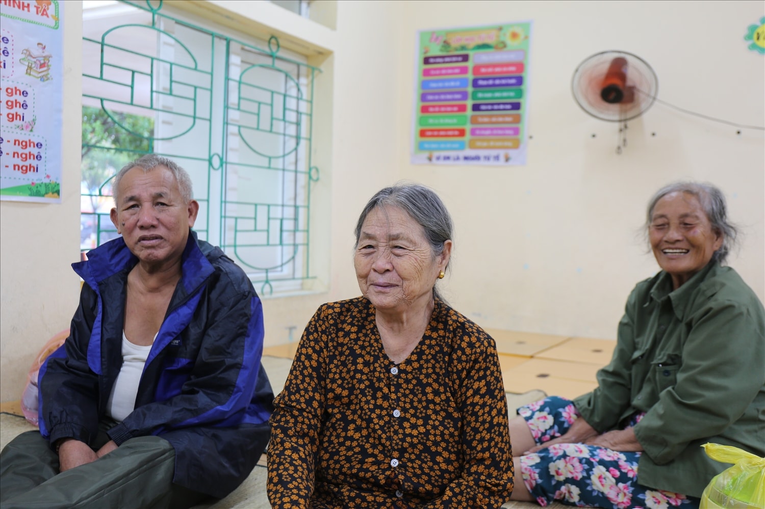 Cụ ông Nguyễn Ngân Xâm (76 tuổi) bìa trái, nhà ở khối Đông Tiến cho hay: 6h sáng hôm nay (28/9), tôi và vợ là bà Hoàng Thị Tuyết được di tản đến nơi tránh trú - Ảnh: Thanh Hải