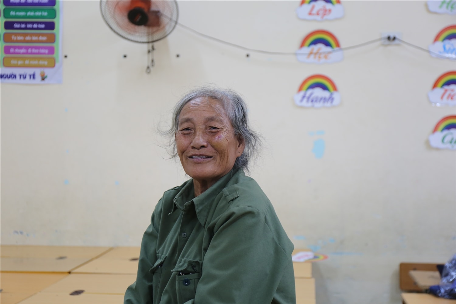 Cụ bà Mai Thị Vinh (76 tuổi) ở khối Bình Minh yên tâm khi đã đến nơi tạm trú bão - Ảnh: Thanh Hải