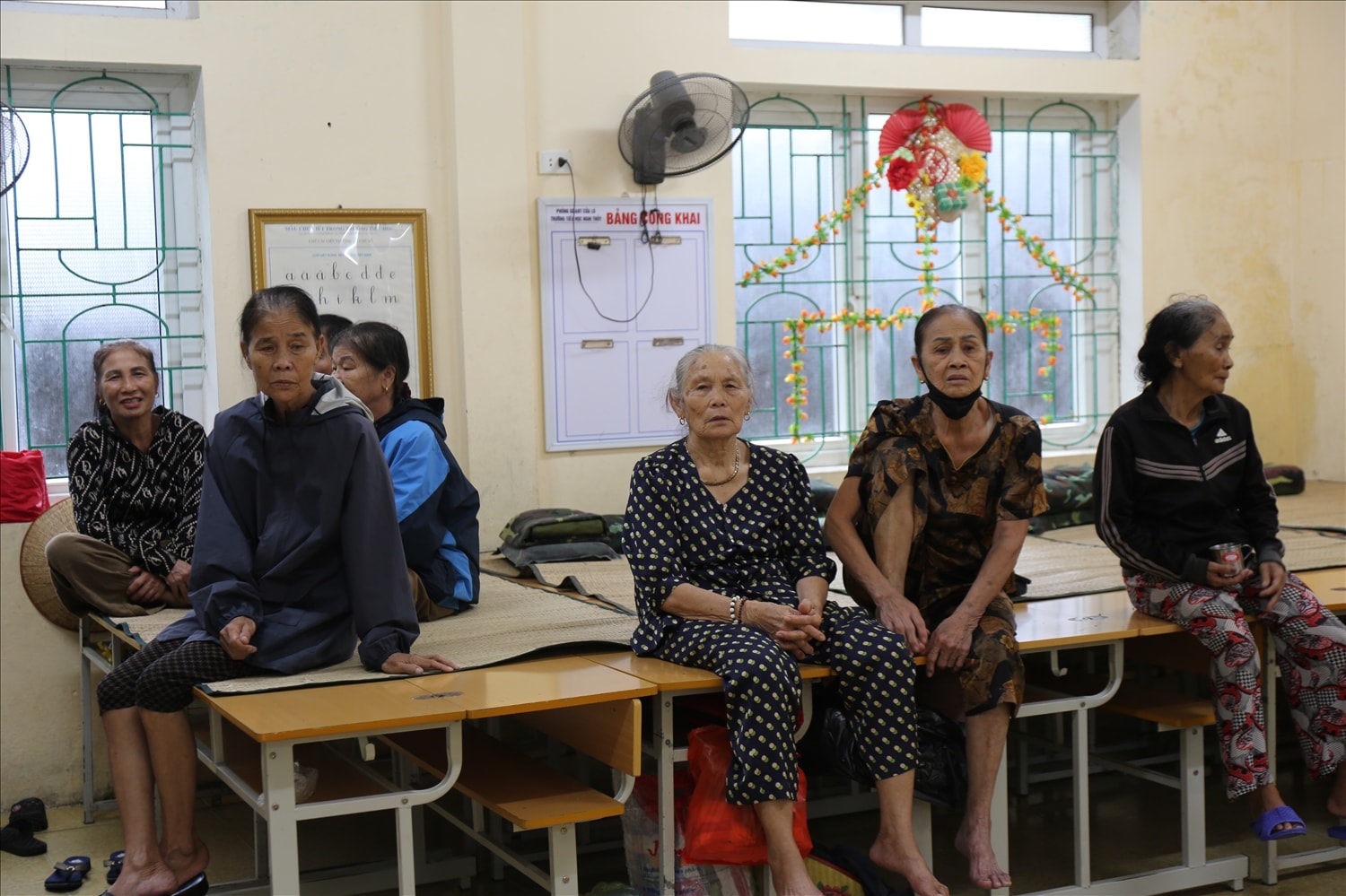 Người dân tham gia tránh trú bão số 10 tại Trường Tiểu học Nghi Thủy đã đã phần là người già - Ảnh: Thanh Hải