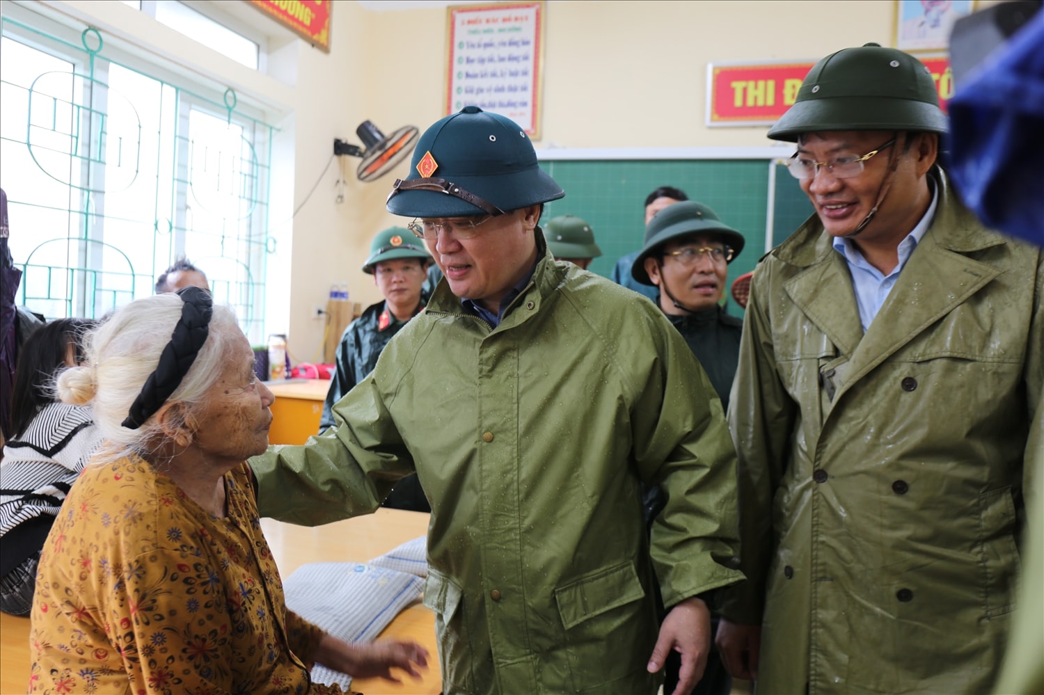 Bí thư Tỉnh ủy Nghệ An Nguyễn Đức Trung kiểm tra công tác ứng phó bảo số 10 tại Cửa Lò, đồng thời động viên, chia sẻ với bà con tham gia tránh trú bão - Ảnh: Thanh Hải