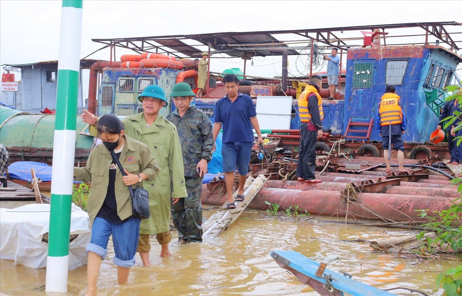 Lực lượng chức năng ở xã Hưng Nguyên Nam, tỉnh Nghệ An xuống làng chài Xuân Lam 2 để di dân khẩn cấp, hỗ trờ bà con neo đậu lại thuyền bè (Ảnh: Phạm Tiến)