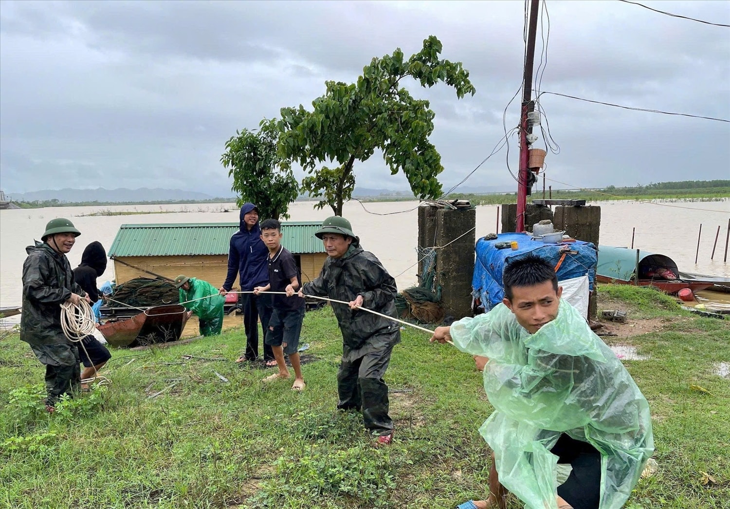Chính quyền địa phương cùng ngư dân ở làng chài Xuân Lam 2 neo đậu lại thuyền bè trước khi bão số 10 đổ bộ (Ảnh: CTV)