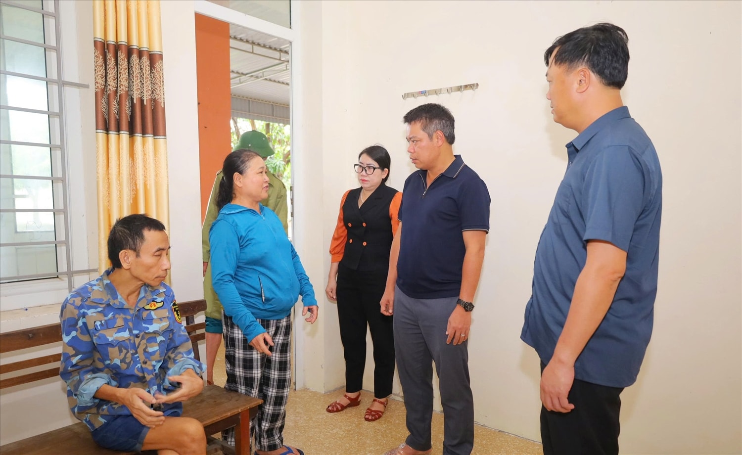 Chính quyền địa phương đã đi đến từng nhà để tuyên truyền vận động và di dời người dân đến nơi tránh trú bão an toàn (Ảnh: Phạm Tiến)