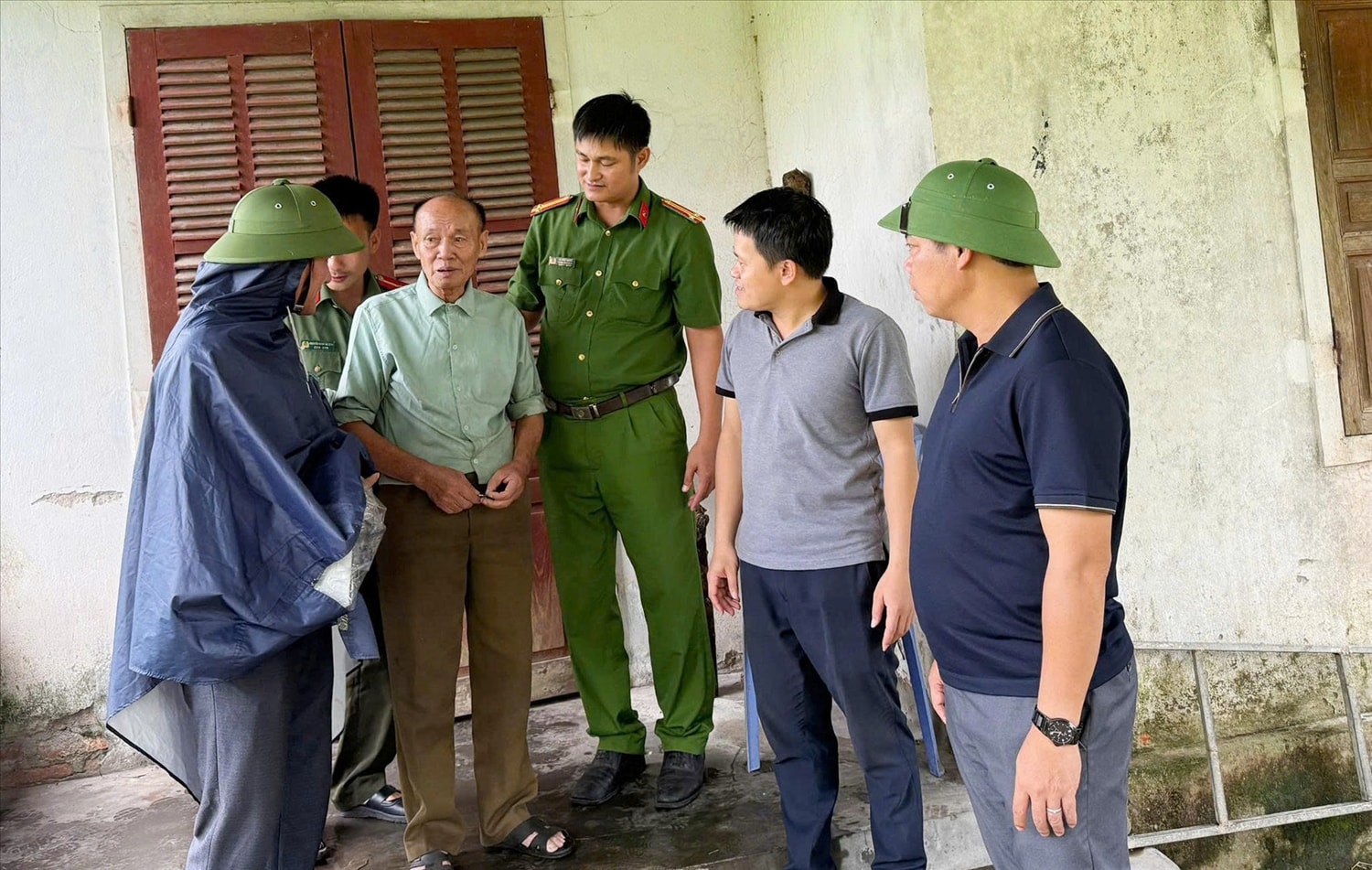 UBND xã Hưng Nguyễn Nam kiên quyết không để hộ dân nào thuộc vùng nguy cơ cao được ở lại khi bão đổ bộ (Ảnh: Phạm Tiến)