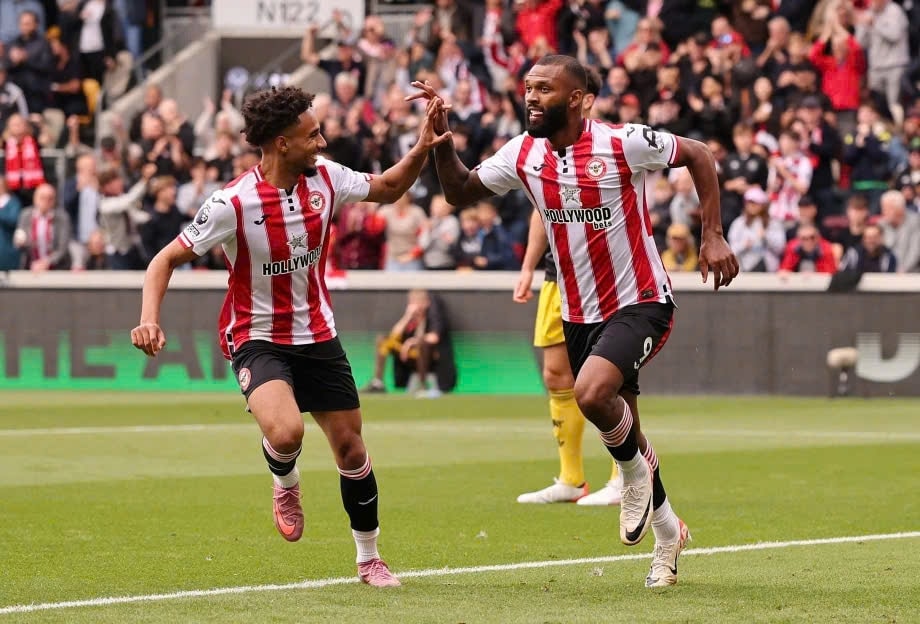 Các cầu thủ Brentford ăn mừng bàn thắng trong trận thắng MU tại vòng 6 Ngoại hạng Anh (Ảnh IT)