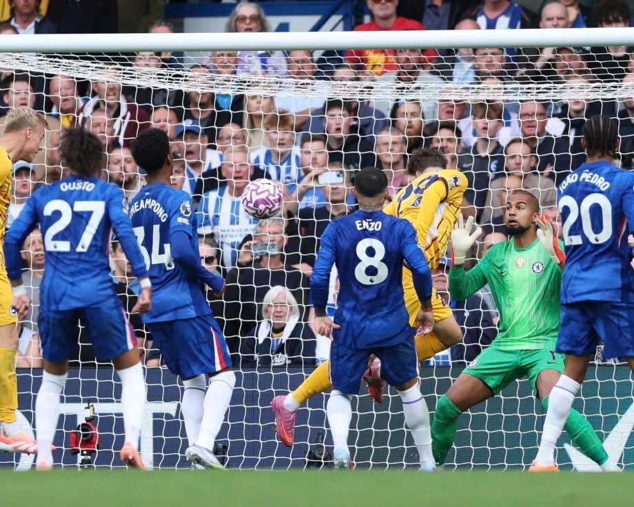 Tình huống Brighton nâng tỉ số lên 2-1 (Ảnh IT