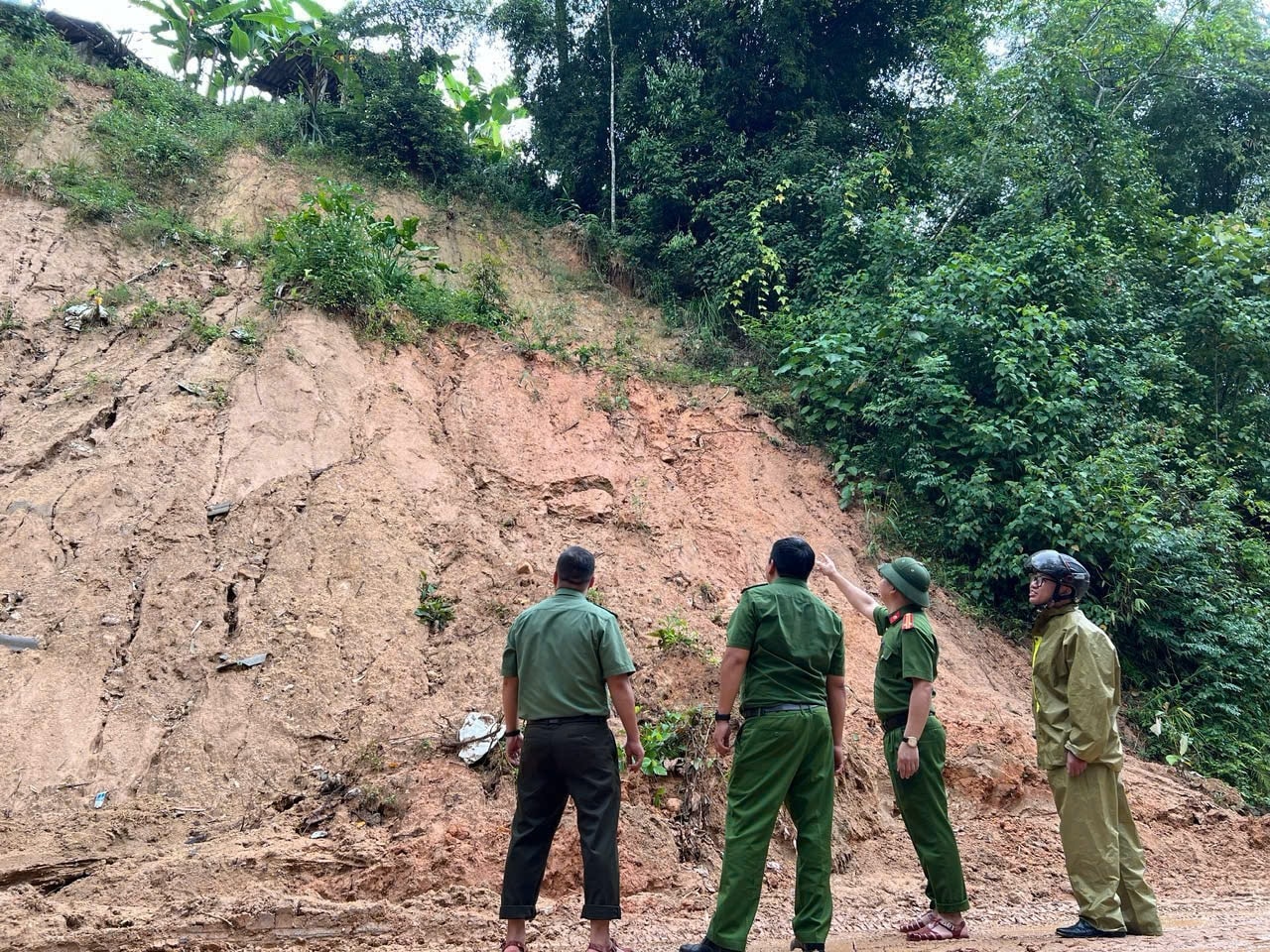 Công an xã Thàng Tín còn phối hợp với các lực lượng tại cơ sở rà soát kỹ các khu vực có nguy cơ sạt lở, lũ quét, ngập sâu