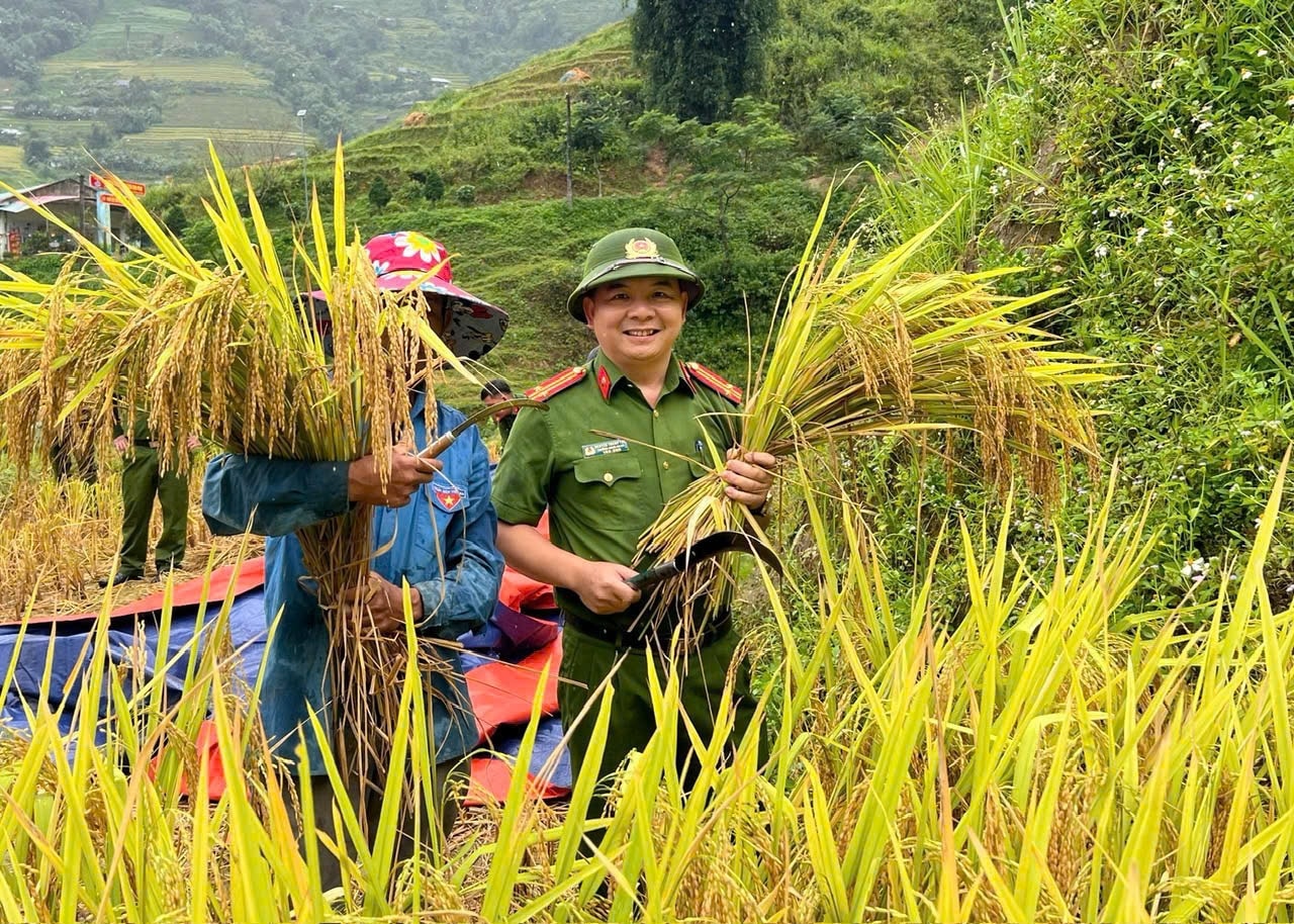 Trung tá Nguyễn Thanh Túc, Trưởng Công an xã Thàng Tín: Chúng tôi luôn coi việc hỗ trợ Nhân dân ứng phó thiên tai là nhiệm vụ chính trị thường xuyên, gắn liền với phương châm “Vì Nhân dân phục vụ”