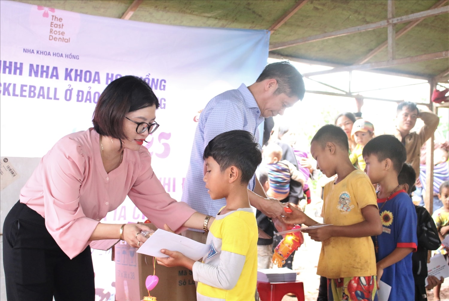 Lãnh đạo xã Ia Chim tặng quà trung thu cho các cháu thiếu nhi làng Klâu Ngol Ngó. (Ảnh: Ngọc Chí)