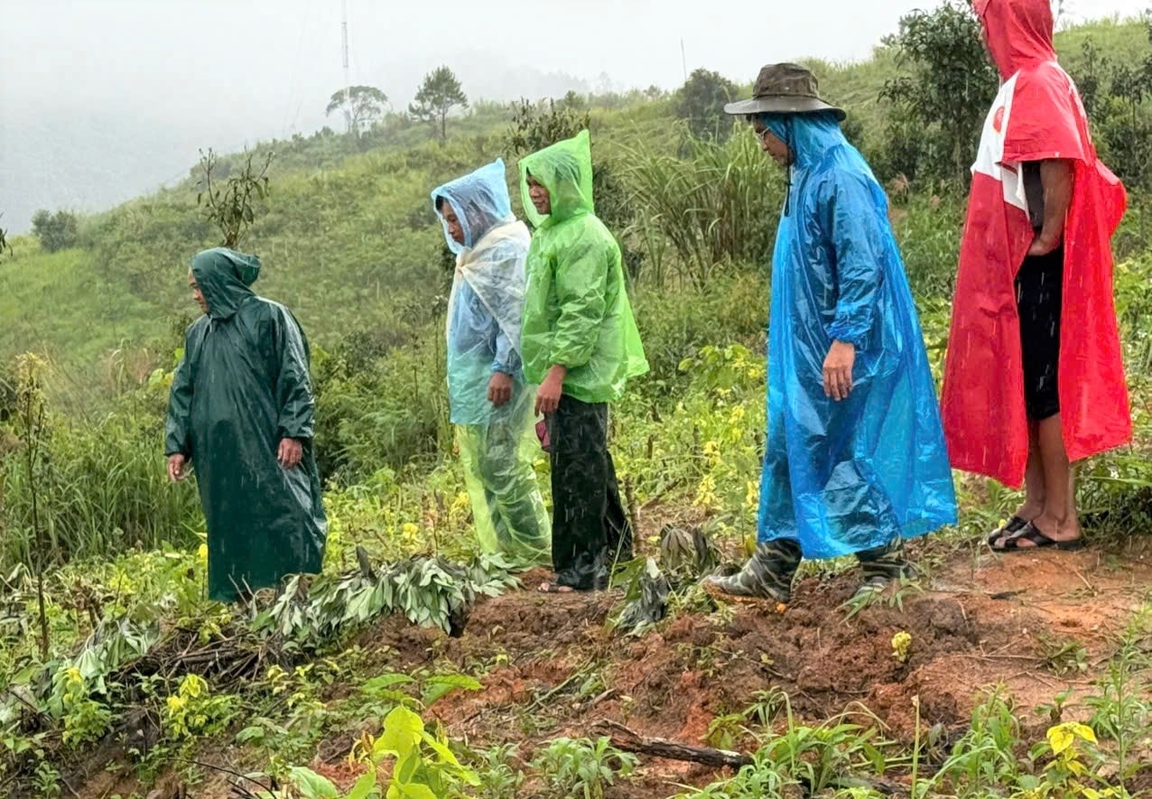 Lãnh đạo UBND xã Đăk Plô kiểm tra thực tế điểm xuất hiện vết nứt và có nguy cơ sạt lở tại thôn Rooc Mẹt. (Ảnh: Ngọc Chí)