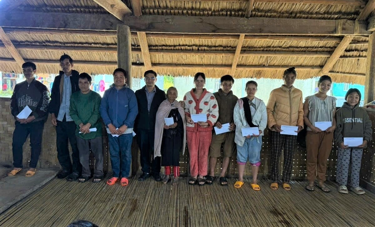Lãnh đạo UBND xã Đăk Plô trao kinh phí hỗ trợ cho các hộ dân di dời do có nhà nằm trong vùng có nguy cơ sạt lở. (Ảnh: Ngọc Chí)