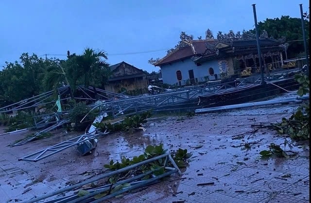 TP Huế: một phụ nữ bị nước cuốn trôi và 75 ngôi nhà bị tốc mái do ảnh hưởng bão số 10 Bualoi 1