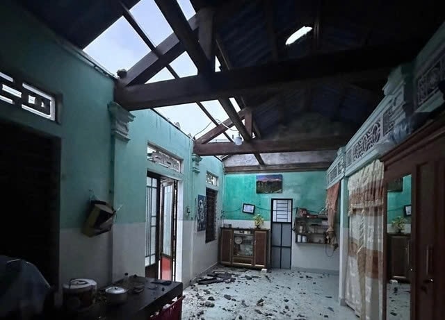 Hình ảnh lốc xoáy làm tốc mái nhà cửa ở xã Quảng Điền (TP Huế)