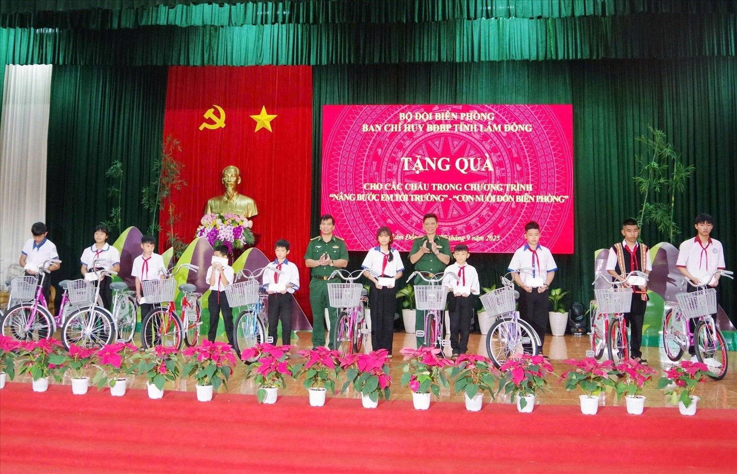 Đại tá Đỗ Vĩnh Thăng, Chính uỷ BĐBP TP. Hồ Chí Minh (bên trái) và Đại tá Nguyễn Thành Đính, Chỉ huy trưởng BĐBP tỉnh Lâm Đồng (bên phải) trao tặng xe đạp cho các cháu học sinh trong chương trình “Nâng bước em tới trường”