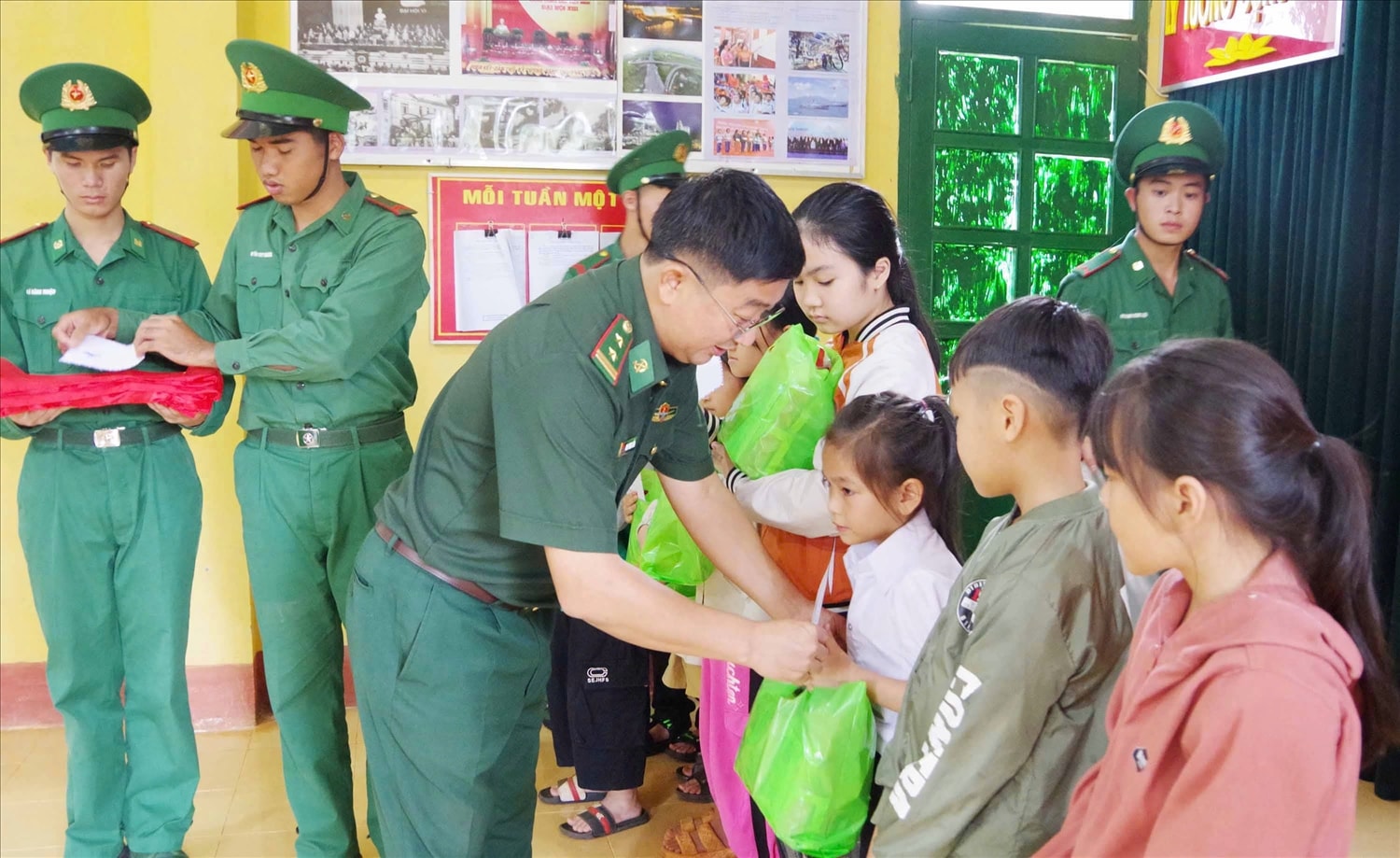 Ban chỉ huy BĐBP TP. Hồ chí Minh tặng quà cho các cháu thiếu nhi trên địa bàn khu vực biên giới nhân dịp Tết Trung Thu