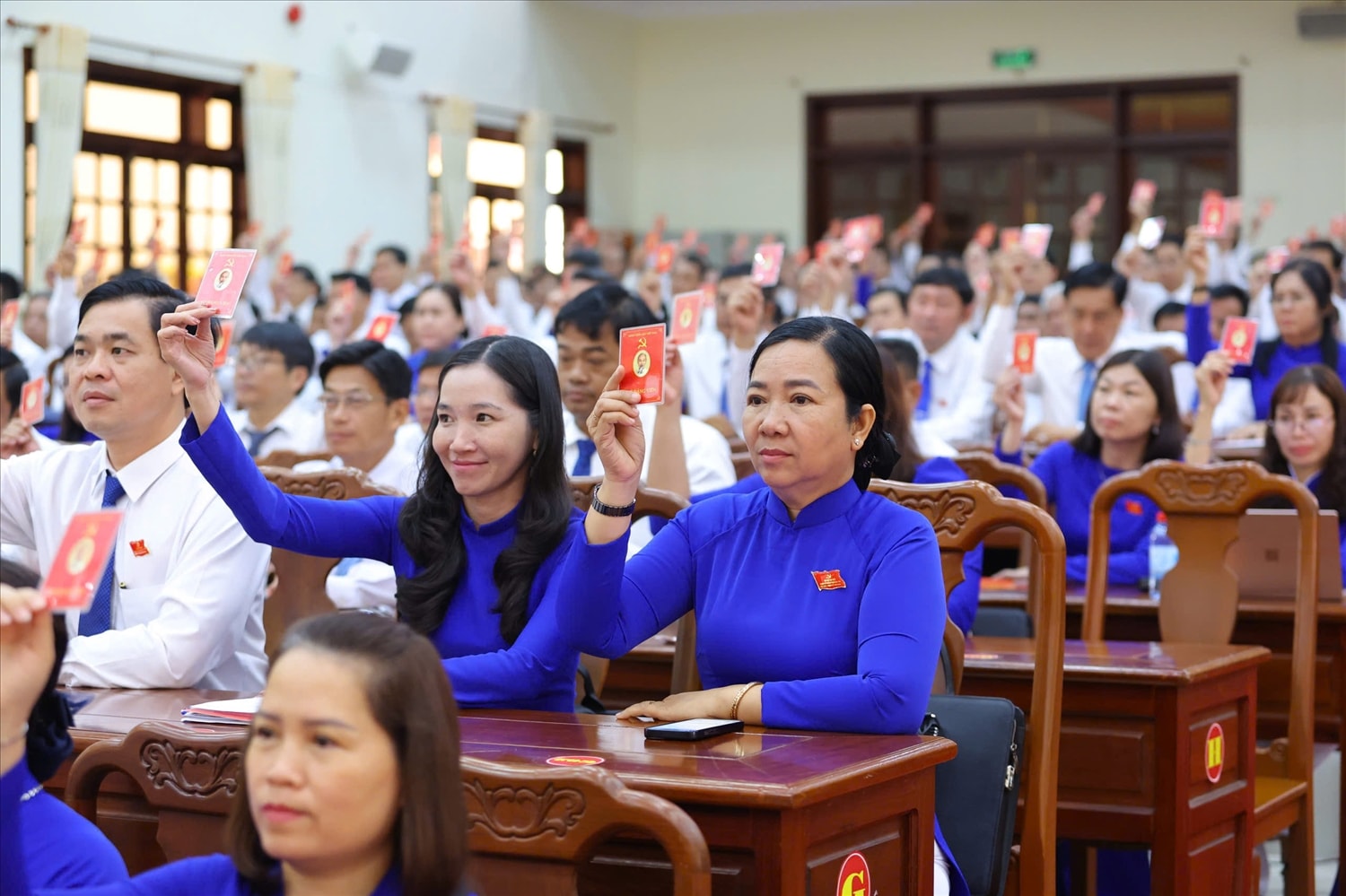 Các đại biểu biểu quyết các chỉ tiêu Nghị quyết Đại hội đại biểu Đảng bộ thành phố Cần Thơ lần thứ I, nhiệm kỳ 2025 - 2030