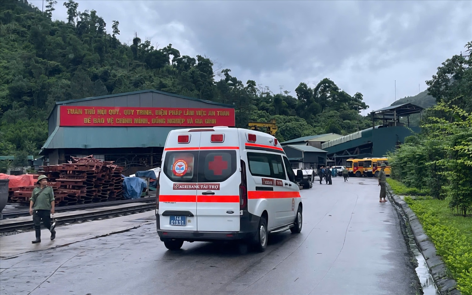 Các lực lượng cứu hộ, xe có mặt tại hiện trường đưa người bị tai nạn đi cấp cứu