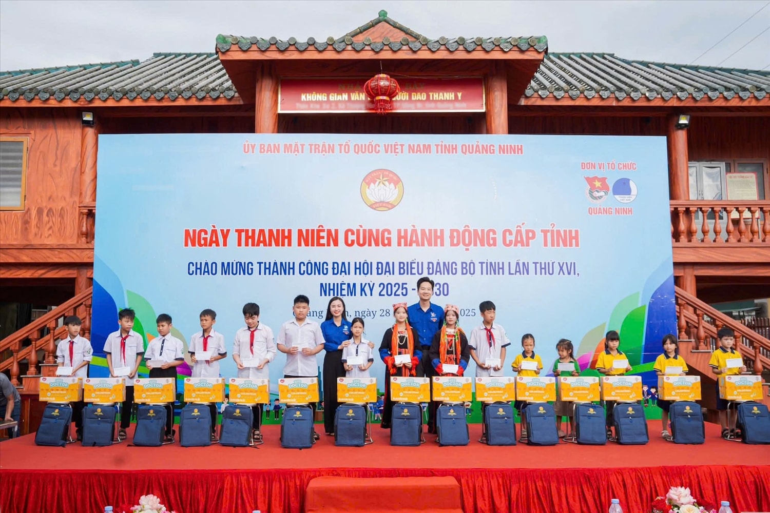 Ban Thường vụ Tỉnh Đoàn Quảng Ninh trao 30 suất quà cho học sinh vượt khó, tặng nhiều phần quà ý nghĩa với tổng trị giá trên 200 triệu đồng cho thanh thiếu nhi toàn tỉnh
