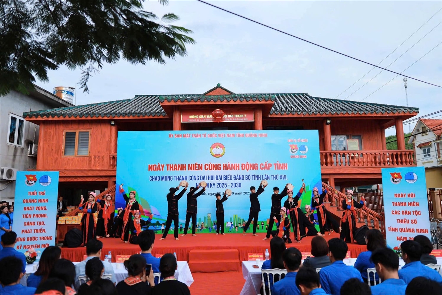 Nhiều tiết mục văn nghệ độc đáo diễn ra tại chương trình