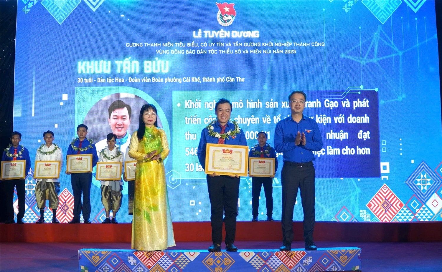 Bà Trần Thị Thanh Hương - Phó Bí thư Tỉnh ủy, Chủ tịch Ủy ban MTTQ Việt Nam tỉnh An Giang và ông Nguyễn Tường Lâm - Bí thư Ban Chấp hành Trung ương Đoàn, Chủ tịch Hội Liên hiệp Thanh niên Việt Nam trao Bằng khen đến thanh niên DTTS Khưu Tấn Bửu 