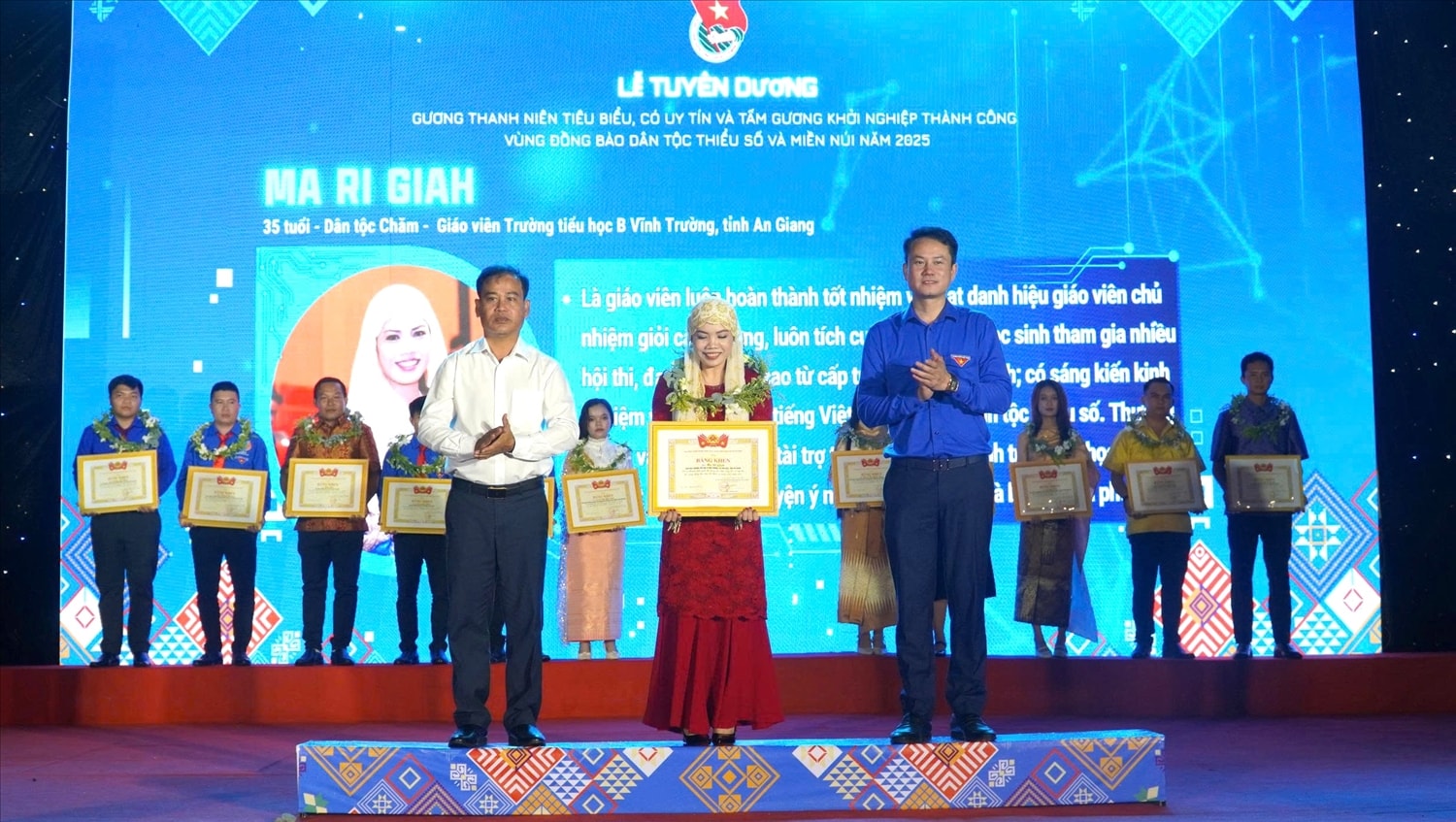 Ông Nguyễn Kim Quy, Trưởng Ban Công tác Thanh thiếu nhi Trung ương Đoàn, Phó Chủ tịch Thường trực Hội Liên hiệp Thanh niên Việt Nam và ông Danh Phúc, Giám đốc Sở Dân tộc và Tôn Giáo trao Bằng khen đến thanh niên DTTS 