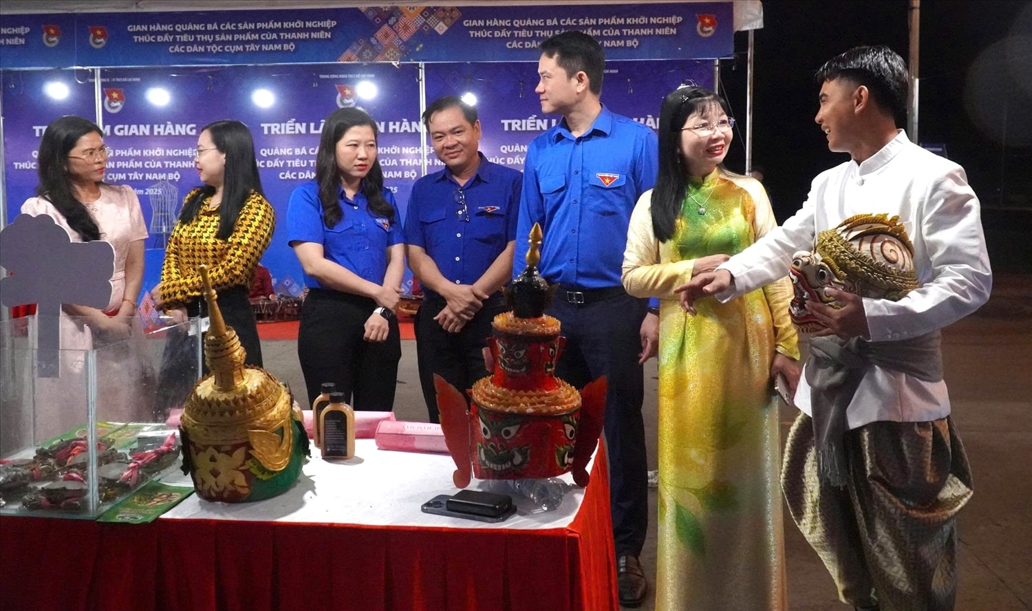 Bà Trần Thị Thanh Hương ( đứng thứ 2 từ phải qua), Phó Bí thư Tỉnh ủy An Giang đến tham quan gian hàng trưng bày của thanh niên DTTS khởi nghiệp 
