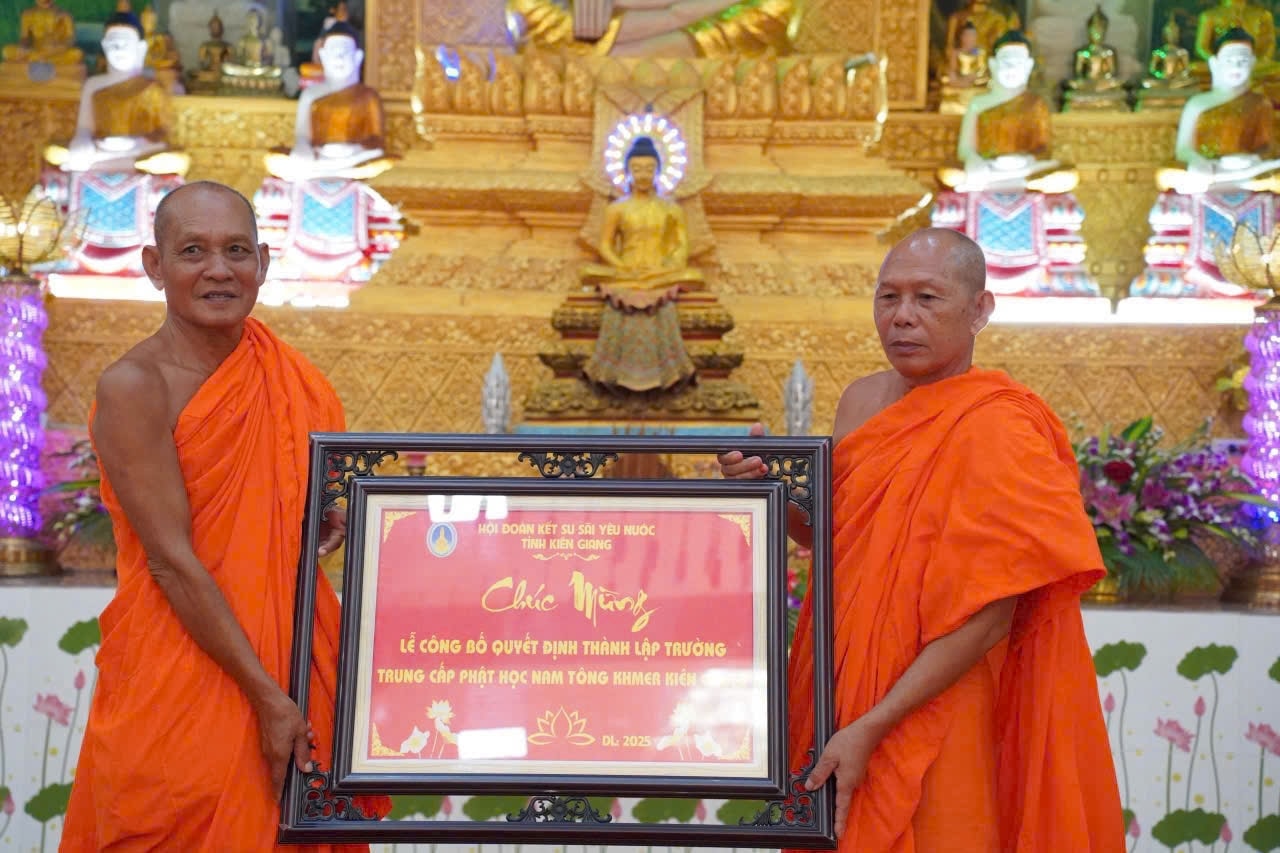 Hoà Thượng Danh Đổng ( bên phải) Hiệu trưởng và hoà thượng Danh Lân, hiệu phó - cả hai vị đều là Người có uy tín trong đồng bào DTTS tỉnh An Giang Hoà Thượng Danh Đổng ( bên phải) Hiệu trưởng và hoà thượng Danh Lân, hiệu phó - cả hai vị đều là Người có uy tín trong đồng bào DTTS tỉnh An Giang