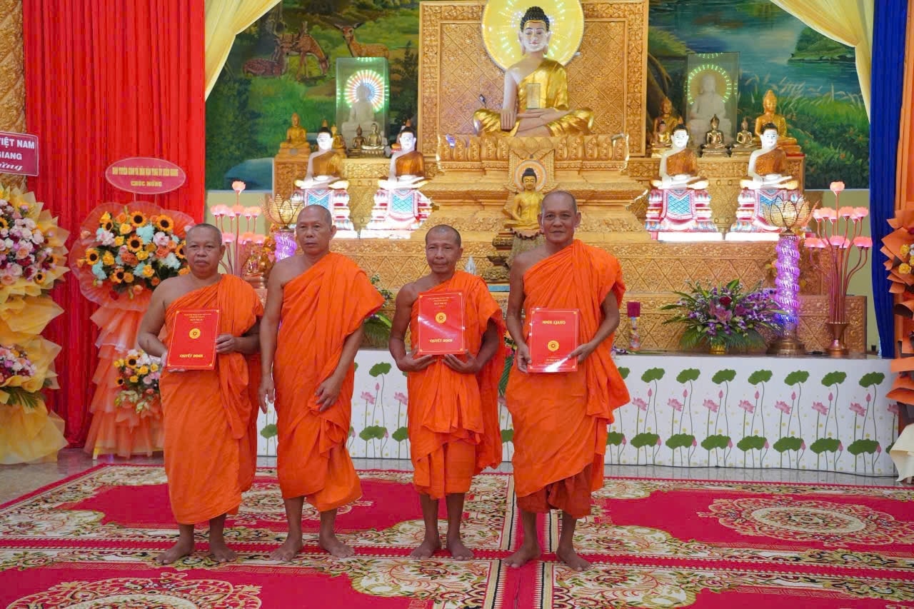 Hoà thượng Dân Đổng, Hiệu trưởng Trường Trung cấp Phật học Nam tông Khmer Kiên Giang trao quyết định giữ chức Phó hiệu trưởng cho 3 vị trong BGH Hoà thượng Danh Đổng, Hiệu trưởng Trường Trung cấp Phật học Nam tông Khmer Kiên Giang trao quyết định giữ chức Phó hiệu trưởng cho 3 vị trong BGH