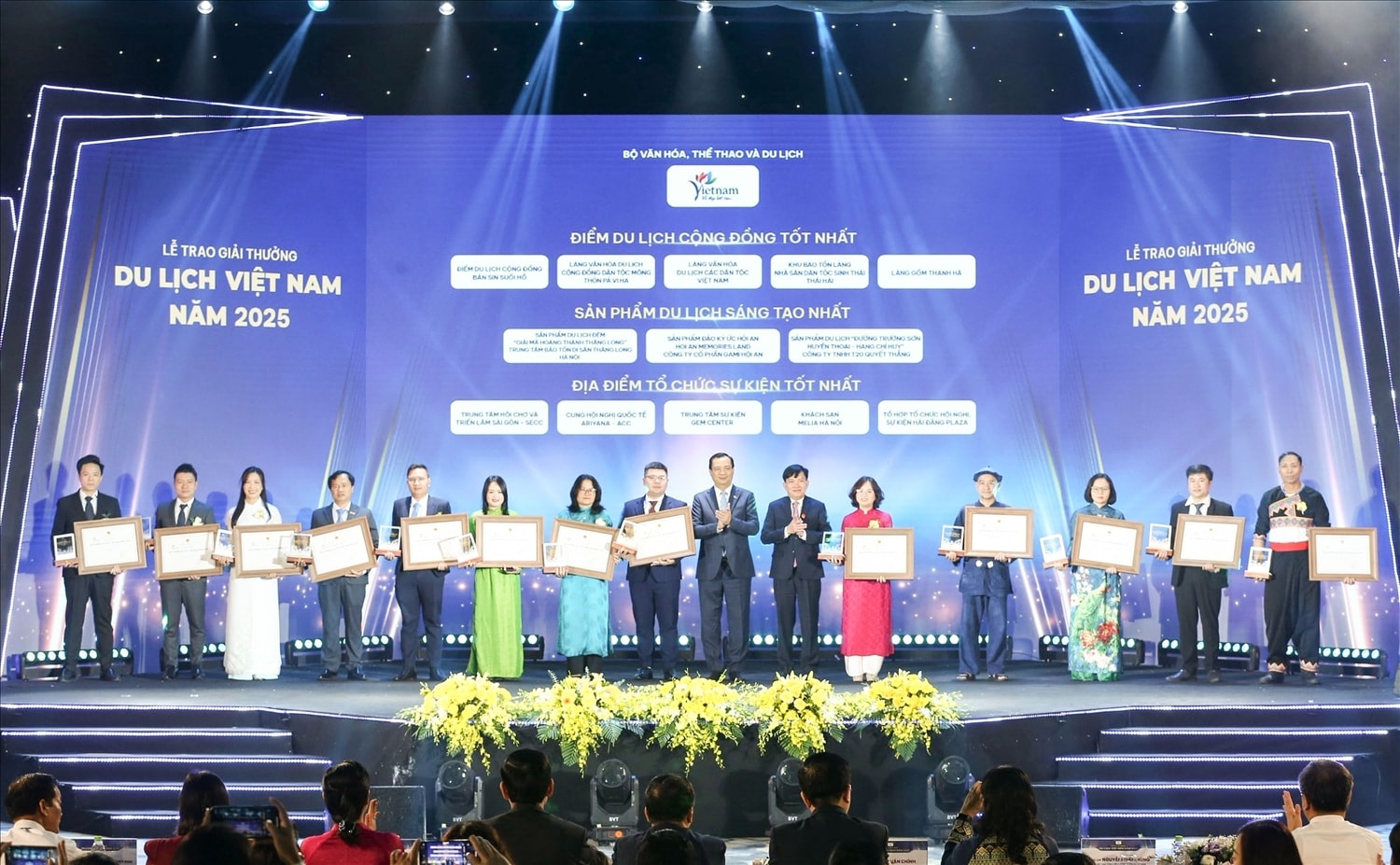 Đại diện Làng văn hóa du lịch cộng đồng Pả Vi (thứ 2 từ phải sang) nhận danh hiệu “Điểm du lịch cộng đồng tốt nhất” tại Lễ trao Giải thưởng Du lịch Quốc gia năm 2025