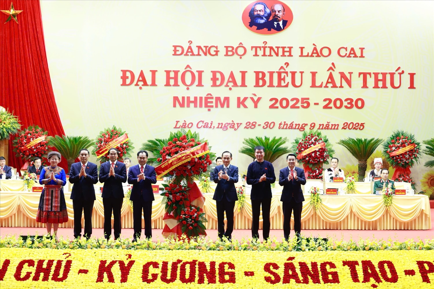 Bí thư Trung ương Đảng Lê Hoài Trung Tặng lẵng hoa chúc mừng Đại hội. (Ảnh: Trọng Bảo)