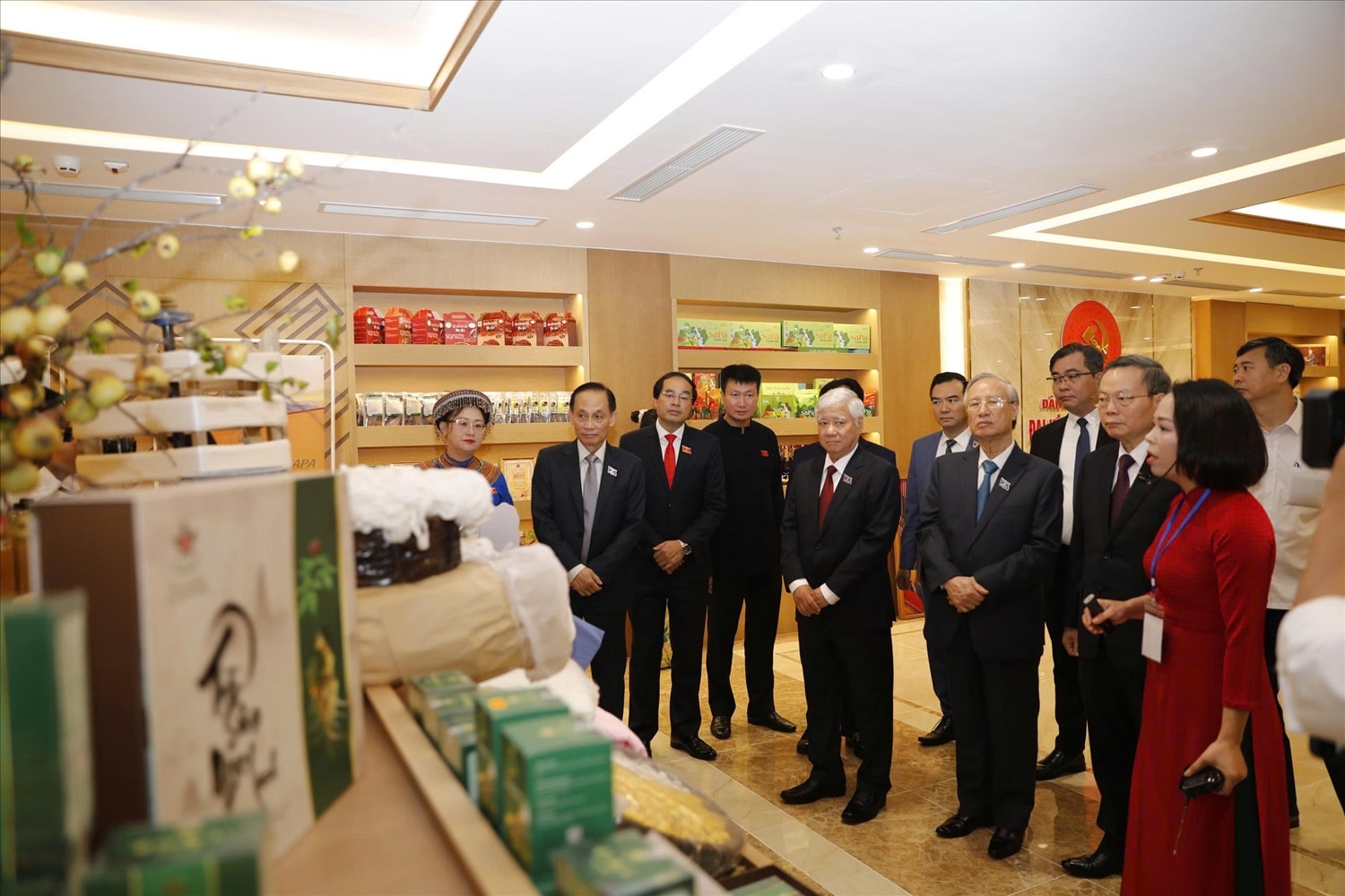 Các đại biểu tham quan các sản phẩm nông nghiệp được trưng bày tại Đại hội  (Ảnh: Trọng Bảo)