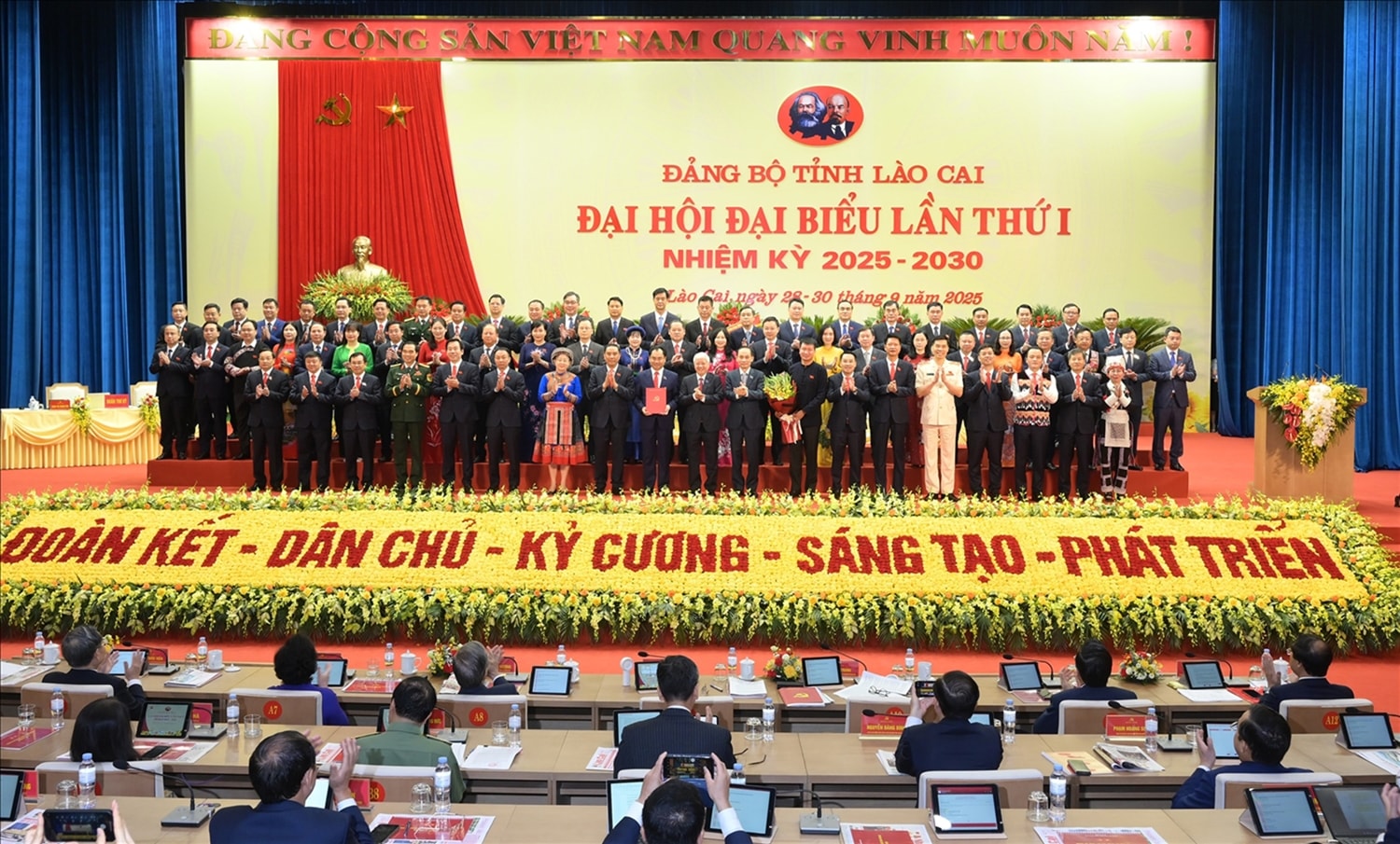 Ủy viên Bộ Chính trị, Bí thư Trung ương Đảng, Chủ tịch Ủy ban Trung ương Mặt trận Tổ quốc Việt Nam Đỗ Văn Chiến trao quyết định của Bộ Chính trị cho ông Trịnh Việt Hùng. (Ảnh: Trọng Bảo)