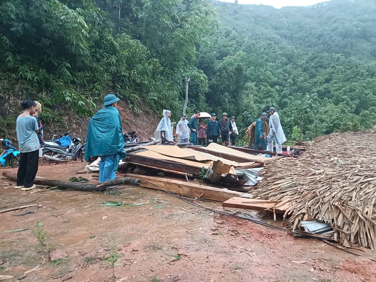 Chính quyền địa phương xã Liên Hiệp và người dân hiện đang hỗ trợ gia đình ông Hoàng Seo Pao thu dọn vật dụng dựng nơi ở tạm Chính quyền địa phương xã Liên Hiệp và người dân hiện đang hỗ trợ gia đình ông Hoàng Seo Pao thu dọn vật dụng dựng nơi ở tạm