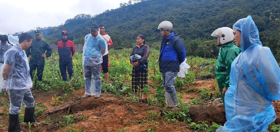 Các cơ quan chức năng tiến hành kiểm tra hiện trạng khu vực đỉnh đồi xuất hiện vết nứt, có nguy cơ sạt lở đất tại thôn Rooc Mẹt, xã ĐăkPlô. (Ảnh: Ngọc Chí)