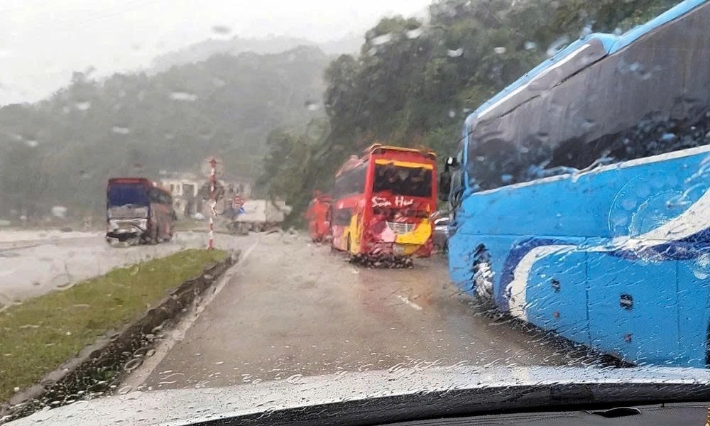 Cơn bão số 10 với sức gió mạnh kèm theo mưa lớn đã làm mái tà luy dương cùng cây cối, đất đá đổ chặn ngang Quốc lộ 8A (Hà Tĩnh), đường đi cửa khẩu quốc tế Cầu treo bị tắc nghẽn, chưa thông tuyến. Ảnh: Công Tường-TTXVN Cơn bão số 10 với sức gió mạnh kèm theo mưa lớn đã làm mái tà luy dương cùng cây cối, đất đá đổ chặn ngang Quốc lộ 8A (Hà Tĩnh), đường đi cửa khẩu quốc tế Cầu treo bị tắc nghẽn, chưa thông tuyến. Ảnh: Công Tường-TTXVN