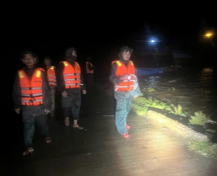 Bộ đội Biên phòng Quảng Trị phối hợp với lực lượng chức năng xuyên đêm tìm  thuyền viên đang mất tích
