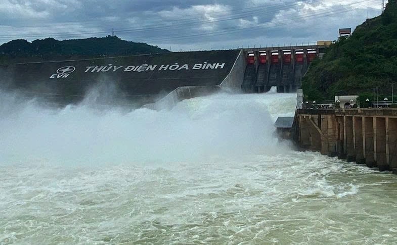 20h hôm nay (29/9/2025), 1 cửa xả đáy hồ thủy điện Hòa Bình được lệnh mở. Ảnh: ITN