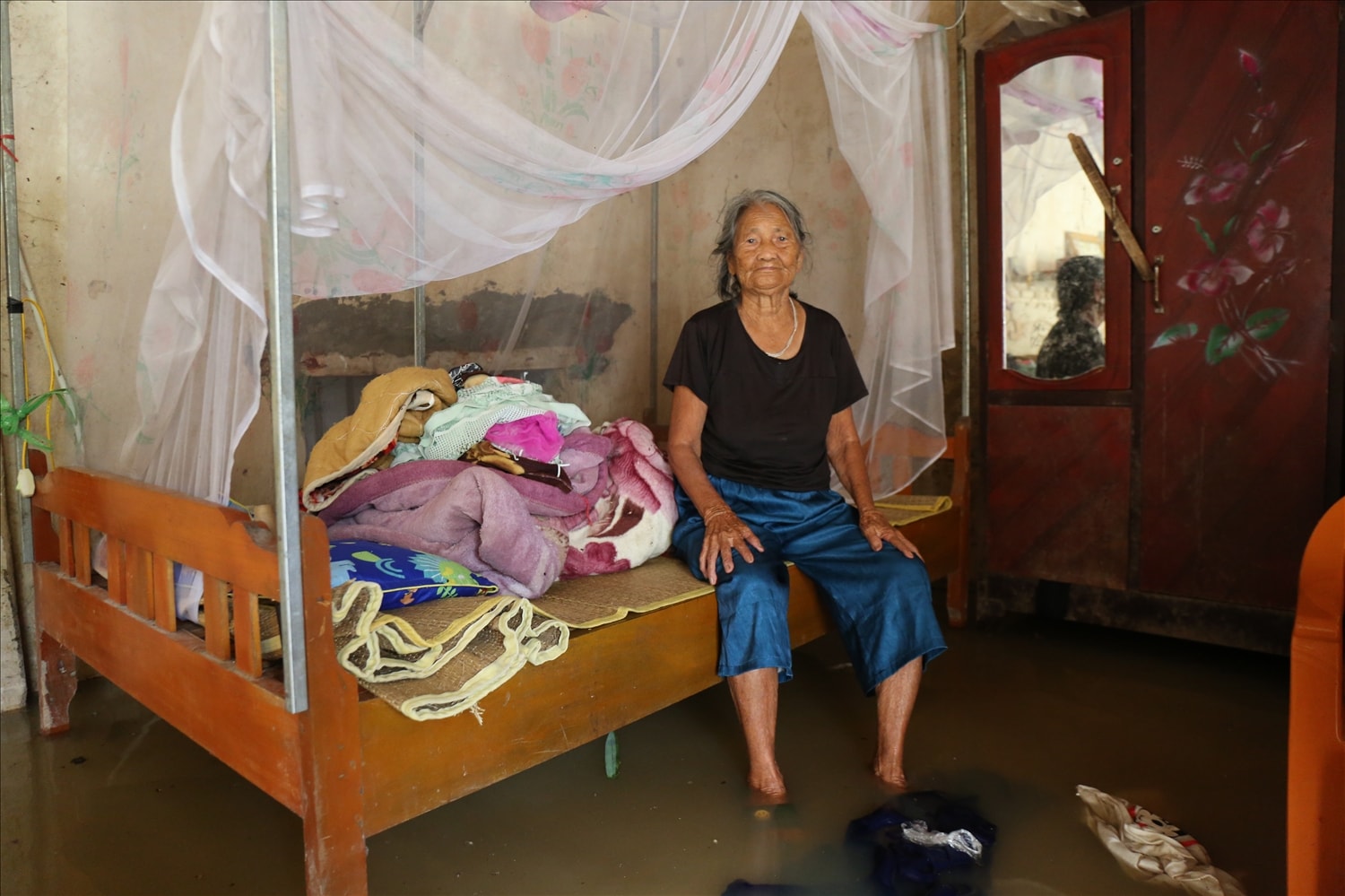 Cụ Nguyễn Thị Em (tên thường gọi là Trung, 92 tuổi) ở xóm Mỹ Khánh, xã Vân Tụ (Nghệ An) ngồi thẫn thờ trong căn nhà đã bị bão đánh tan