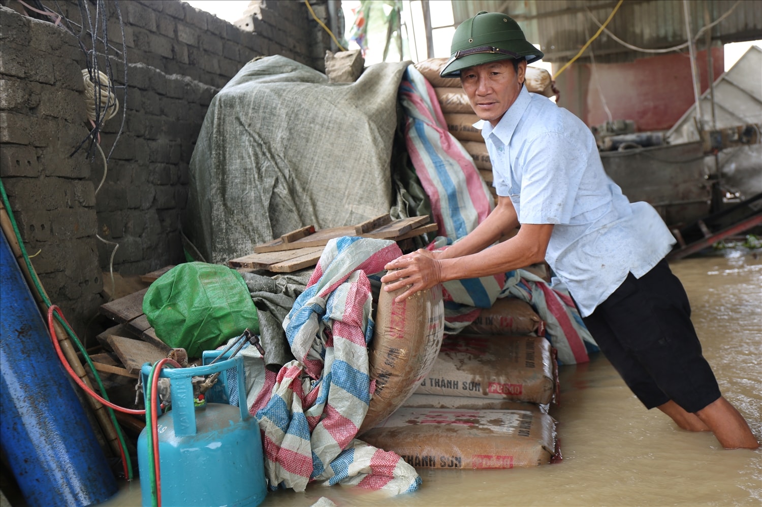 Mấy tấn xi măng của ông Nguyễn Quang Ba ở xóm Đồng Hiền xã Vân Tụ (Nghệ An) bị ngập nước -Ảnh: Thanh Hải