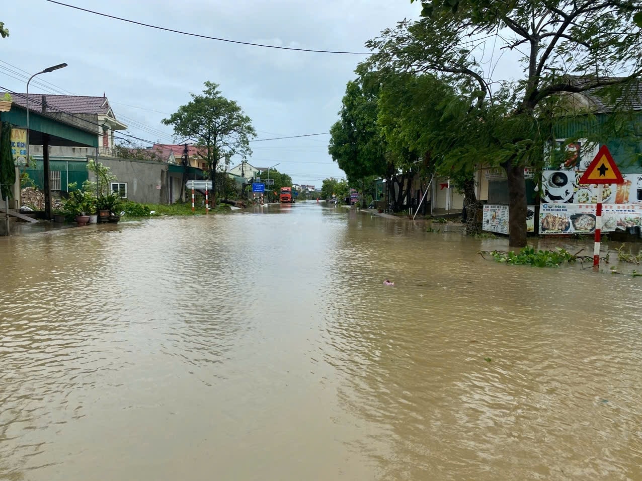 Quốc lộ 7B qua xã Vân Tụ ngập sâu nhiều đoạn - Ảnh: Thanh Hải