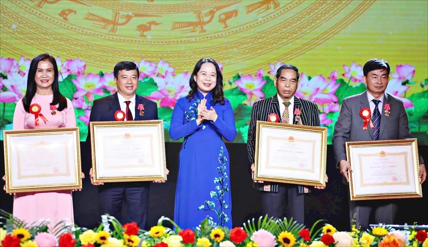Ủy viên Trung ương Đảng, Phó Chủ tịch nước, Phó Chủ tịch thứ nhất Hội đồng Thi đua - Khen thưởng Trung ương Võ Thị Ánh Xuân trao tặng Huân chương Lao động hạng Nhất, Nhì, Ba cho các cá nhân