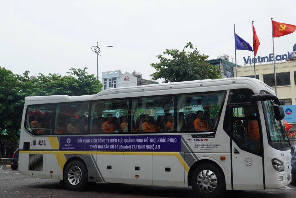 65 cán bộ, công nhân Điện lực Quảng Ninh khẩn cấp vào Nghệ An khắc phục hậu quả bão số 10. Ảnh: Mỹ Dung