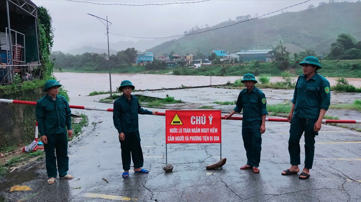 Lực lượng chức năng xã vùng cao Ba Chẽ trực, gắn chặn tại các điểm ngập sâu, đường, cầu tràn. Ảnh: Mỹ Dung